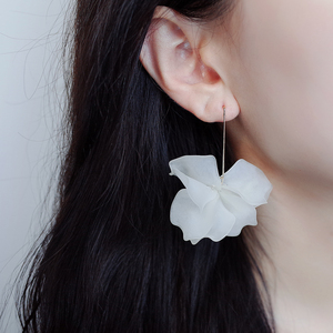 简约长款白色花朵耳环仙女显瘦夸张轻奢过年新娘原创礼物包邮耳饰