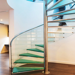 沧州楼梯弧形钢化玻璃定制茶色玻璃的旋转楼梯扶手椭圆型玻璃栏杆