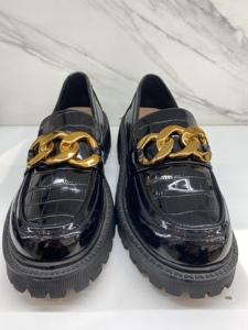 丝柏兰2021年秋季新款石头纹漆皮女鞋休闲单时尚金属链英伦乐福鞋