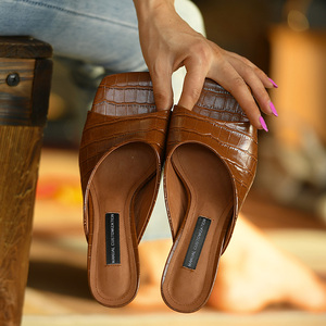 何其丑 棕色凉拖鞋女外穿 小中跟凉鞋 方头露趾夏季女鞋