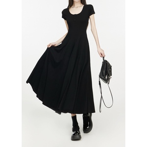新款设计感黑色短袖u领连衣裙女夏款小个子收腰显瘦小黑裙长裙