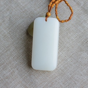 【伊洛瓦玉石】和田玉老俄料白玉:平安无事牌