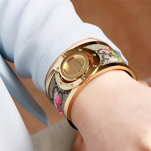 代购正品古奇女表gucci 时尚手镯式气质金印花可旋转手表ya112443