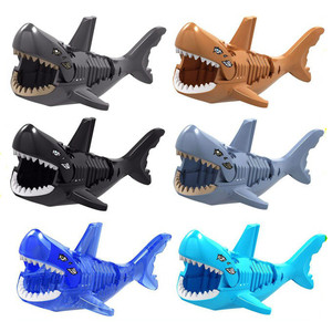 巨齿鲨僵尸鲨鱼骷髅加勒比幽灵可吞人仔小颗粒拼装积木玩具男礼物