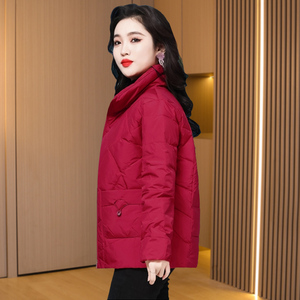 大红色羽绒服女2022年新款爆款冬小个子短款高端品牌妈妈过年外套