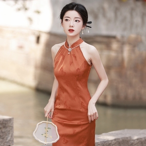 年轻款穿搭新中式挂脖橘色旗袍礼服日常无袖高级感改良修身连衣裙