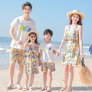 不一样亲子装一家三口四口沙滩海边度假装2024新款炸街母女连衣裙