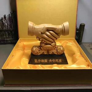 崖柏木握手摆件合作共赢办公室装饰品商务开业礼品送合作伙伴生意