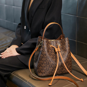 00雅格莱诗旗舰店天猫雅格莱诗水桶包2021新款休闲大容量斜挎包高级