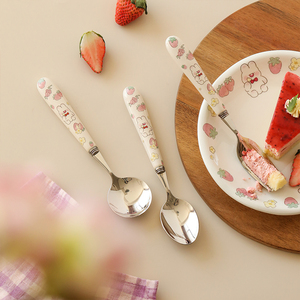 蓝莲花家居草莓兔年餐具创意陶瓷柄叉勺304不锈钢饭勺家用主餐叉