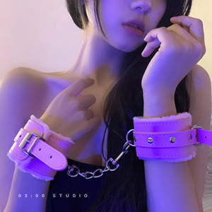 03:00 捆绑游戏 软毛不伤手皮质手铐脚铐拍照神器sm惩罚道具情侣