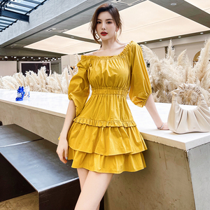 黄色短连衣裙度假