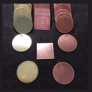 新料切割 圆形紫铜片 色卡底胎黄铜片 烧制珐琅底胎 胸章 挂饰