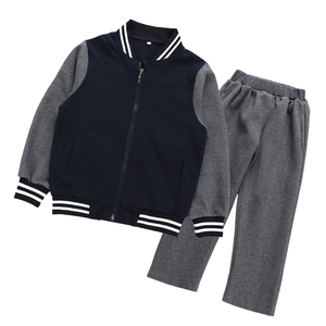 灰色校服小学生