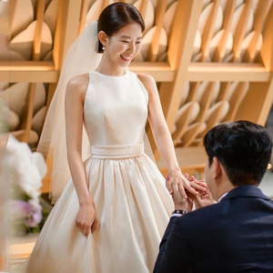 韩式轻婚纱白色缎面简约高级质感旅拍出门纱新娘结婚迎宾礼服拖尾