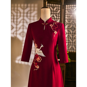 红色旗袍2023新款冬季长袖喜婆婆婚宴装结婚礼服妈妈高端刺绣冬天