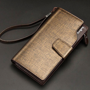 长钱包男放手机