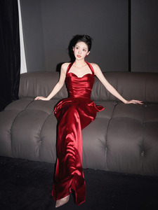 新中式晨袍冬天新娘订婚礼裙高级感轻婚纱红色敬酒服吊带连衣裙