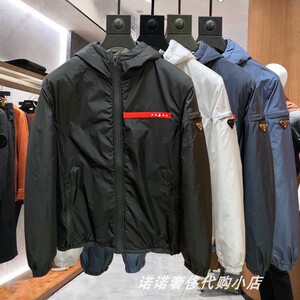 prada/普拉达冬季商务休闲男装胸前红条logo连帽舒适棉服夹克外套