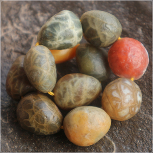 真正的淖毛湖龟背玛瑙原石 油润皮 高玉化 饱满均匀收藏级手串