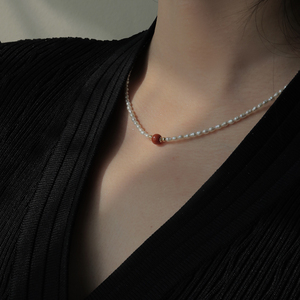 《朱砂痣》复古红色淡水米粒珍珠项链女小众简约百搭锁骨链送礼物