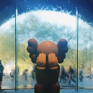 mand kaws passing through 海港城害羞捂脸坐姿手办玩偶公仔