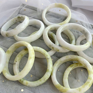 青提奶盖菜花玉蓝田玉小清新女款绿手镯 黄口绿女款飘花镯子