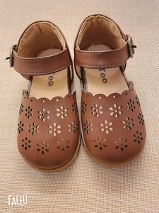 波拉韩国童装023夏季女婴童咖棕色包脚缕空凉鞋特价促销