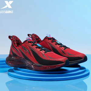 特步红色男跑鞋