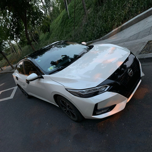 轩逸改装悬浮车顶全景天窗膜超高亮黑ac柱改色贴膜双色车身黑顶膜