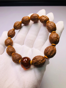 3黄金甲小核桃手串,野生籽,盘过一段时间,孔道颗颗正无修