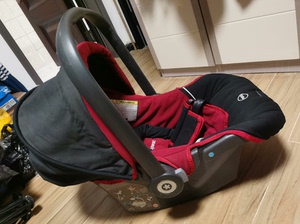 出一款德国kiddy牌，红色和黑色相间的婴儿提篮式安全座椅，