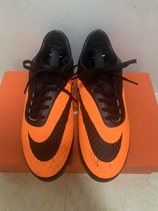 足球鞋耐克毒蜂1