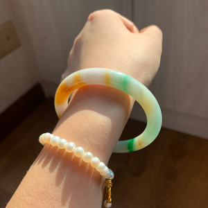 是彩虹小镯子呀 多彩特色黄加绿翡翠圆条手镯