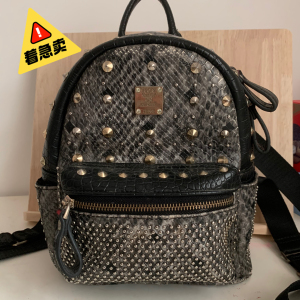 mcm鳄鱼纹铆钉双肩包 黑灰色