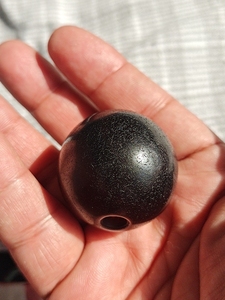 民间收藏,老糖球玛瑙大珠子,大孔道,包浆皮壳油润自然,风化纹