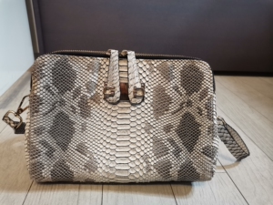 蛇皮纹单肩包,三个大口袋,里面还有小口袋,非常实用,高档大气