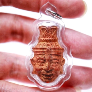 载燕燕泰佛 龙婆piu 佛历2562 手刻鲁士头 带画符 泰