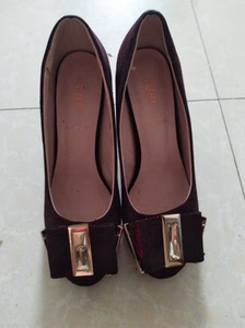 巨日女鞋,35码,9成新,买的200多,现在29.8卖,不包