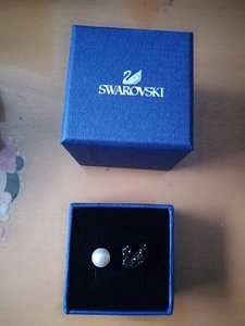 施华洛世奇黑天鹅珍珠戒指，姐姐德国专柜购买，戒圈55大了我戴
