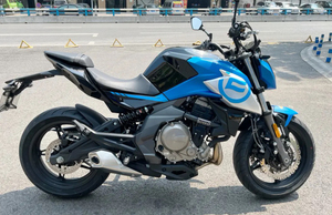 春风200nk摩托车