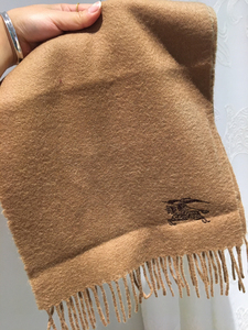 burberry巴宝莉 战马驼色纯色羊绒围巾,刺绣的战马非常