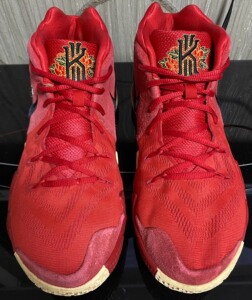 出一双好成色耐克欧文4代新年大红配色篮球鞋,周杰伦同款,鞋子