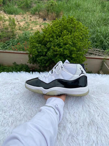 aj11康扣 43码原盒原鞋撑 成色不错 鞋底氧化不多 仅售