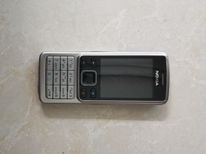 抽屉里找到一个诺基亚 nokia古董 绝版 彩屏手机,差不多