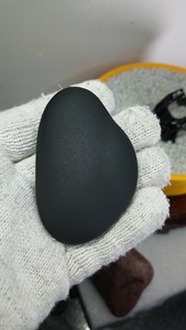 黑乌金原石手把件,又名渭河乌金墨玉,详情可以度娘陕西渭河黑乌