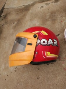 上世纪八十年代,成人戴摩托车飞翔头盔,质量非常好