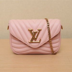 lv 粉色肩背包,99新闲置品,有肩带和小圆饼子代,无明显划