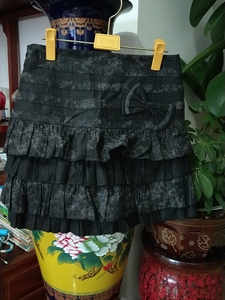 幸福女人品牌，黑色超短裙，165/70A型号，几乎全新，面料