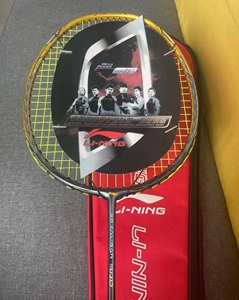 低价出几乎全新正品李宁风刃900全碳素纤维羽毛球拍,球拍几乎